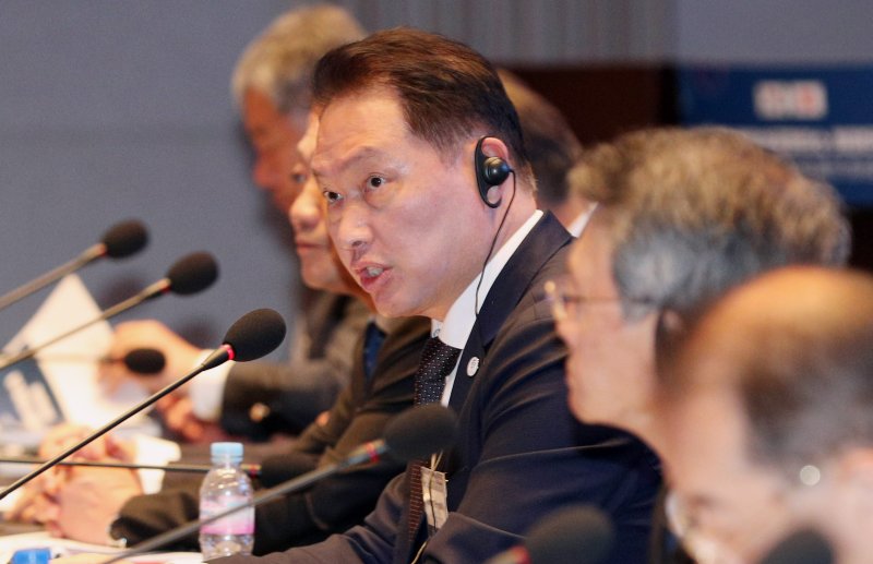 지난 2023년 6월 부산 해운대에서 열린 한일 상의 회장단 회의에서 최태원 대한상공회의소 회장이 발언을 하고 있다. 한일 상의 회장단 회의는 전국 73개 지역 상의가 있는 대한상의와 전국 515개 지역 상의를 운영 중인 일본상의가 한 자리에 모이는 자리다. 2018년부터 2022년까지 양국 관계 악화에 코로나 19가 겹치면서 회의가 중단됐다가 2023년을 기점으로 매년 열리고 있다.