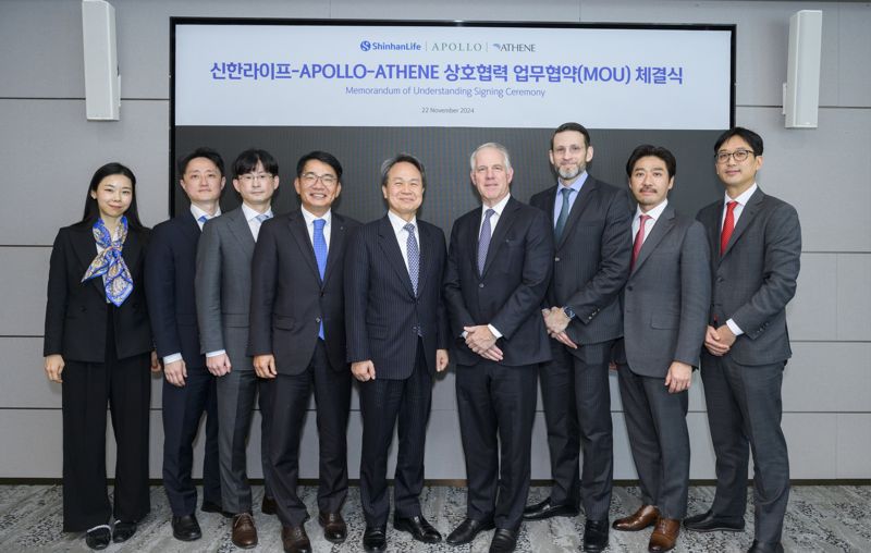 지난 22일 서울 중구 신한라이프 본사에서 진행된 업무 협약식에서 신한금융그룹 진옥동 회장(가운데)과 신한라이프 이영종 사장(왼쪽 네 번째)이 아폴로에셋매니지먼트 짐 젤터 공동회장(오른쪽 네 번째) 및 관계자들과 기념 촬영을 하고 있다. 사진=신한라이프 제공