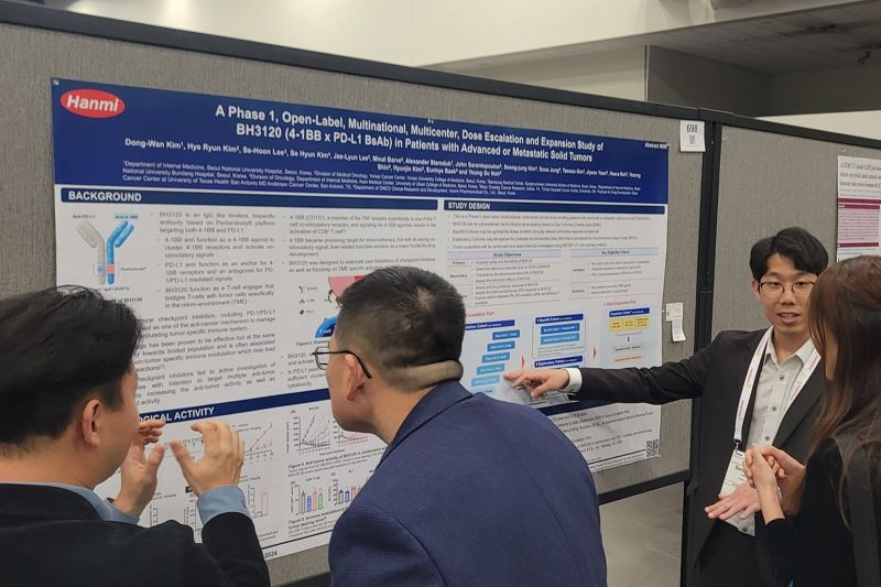 미국 휴스턴에서 열린 면역항암학회(SITC)에서 한미약품의 차세대 면역항암제 BH3120의 연구 성과와 임상 경과를 담은 포스터 발표를 참관객들이 지켜보고 있다. 한미약품 제공