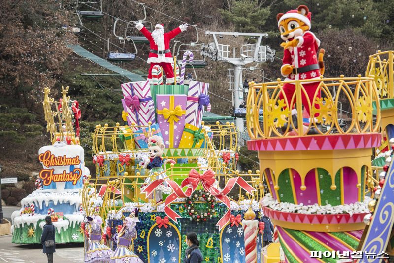 에버랜드 크리스마스 판타지_블링블링 X-Mas 퍼레이드. 삼성물산 제공