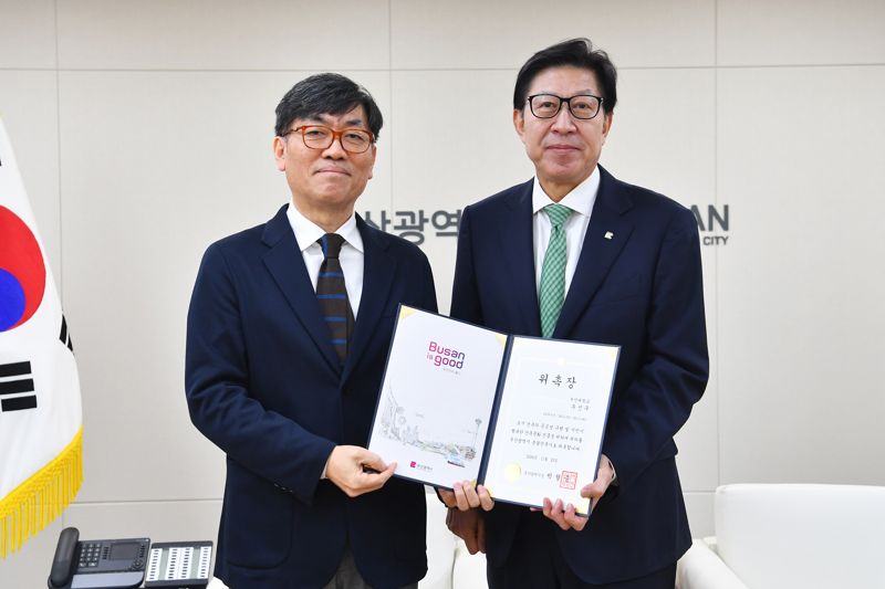 부산시 총괄건축가로 위촉된 우신구 부산대학교 교수가 박형준 시장과 포즈를 취하고 있다. 부산시 제공