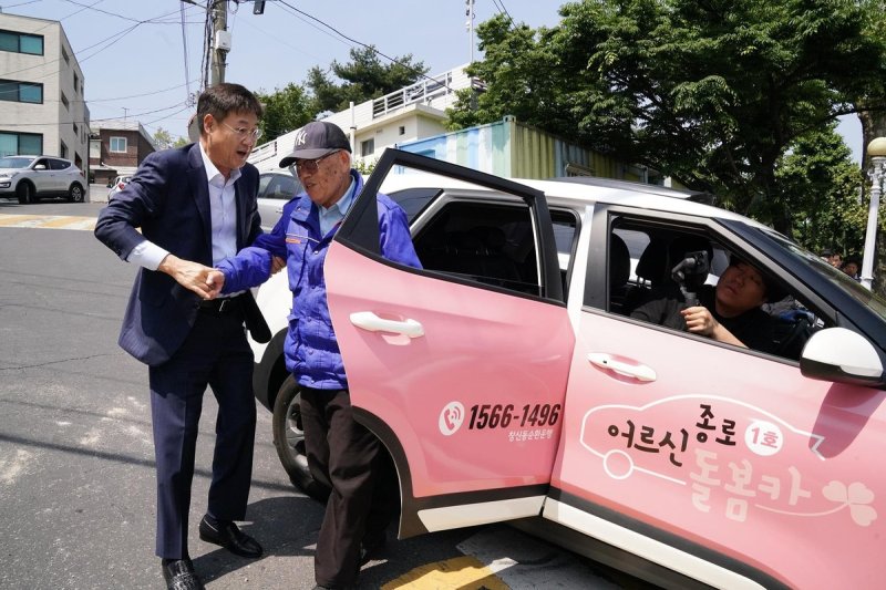 '어르신 돌봄카' 운행 현장을 방문한 정문헌 종로구청장 (출처=연합뉴스)