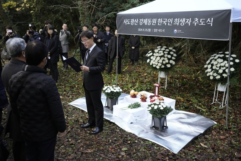 박철희 주일대사가 25일 일본 니가타현 사도 광산 인근 조선인 기숙사 터에서 일본 정부와 별도로 열린 사도 광산 강제동원 한국인 희생자 추도식에 참석해 추도사를 하고 있다. 사진=뉴시스