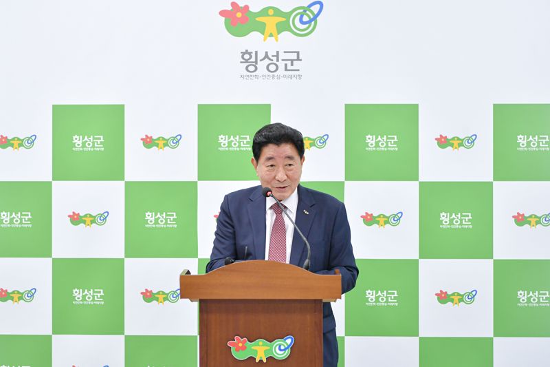 김명기 횡성군수가 25일 군청 브리핑룸에서 2025년도 당초예산 편성에 대해 설명하고 있다. 횡성군 제공