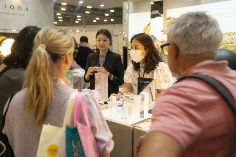 해외에서 큰 인기몰이 중인 스킨1004는 올 3분기 매출이 828억 원으로 지난해 동기(166억 원) 대비 약 399% 급증했다. 같은 기간 영업이익은 226억 원으로 전년 동기(14억원) 대비 1550%가량 폭발적으로 성장했다. (스킨1004제공)