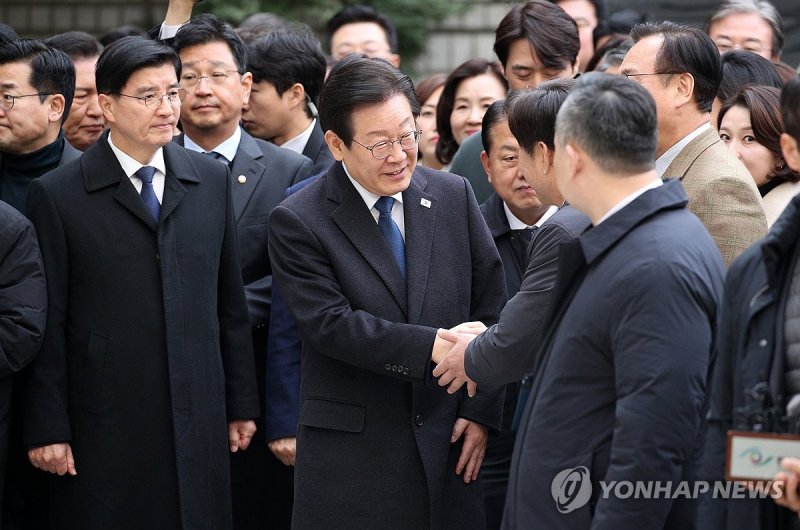 25일 이재명 더불어민주당 대표가 '위증교사' 혐의 1심 선고공판에 출석하고 있다./사진=연합뉴스