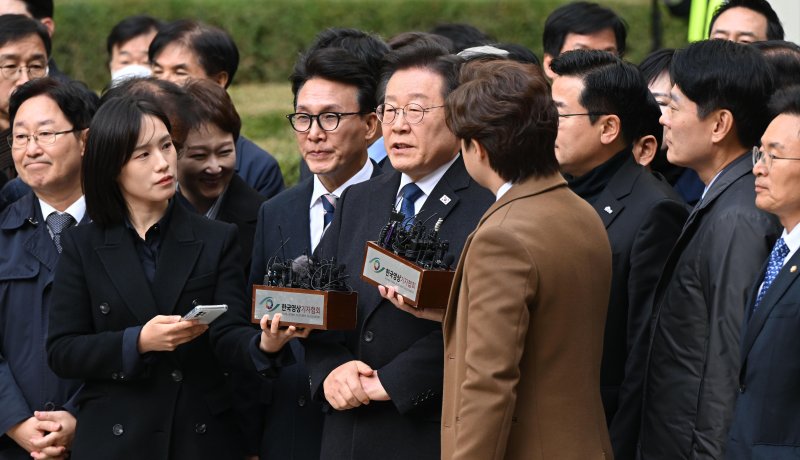 이재명 더불어민주당 대표가 25일 서울 서초구 중앙지방법원에서 위증교사 혐의 재판 1심 선고 무죄 판결을 받은 후 발언하고 있다. /사진=뉴시스