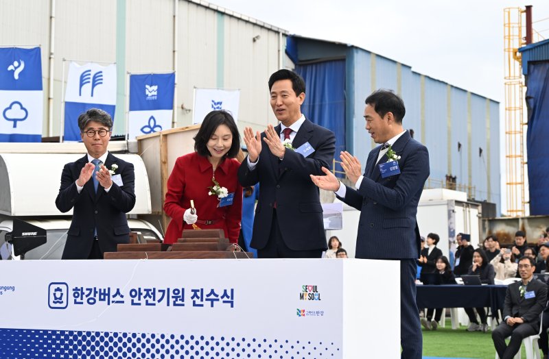 [경남 사천=뉴시스]서울시는 25일 오후 경남 사천 은성중공업 인근에서 한강버스 2척에 대한 진수식을 진행했다. (사진=서울시 제공). 2024.11.25. photo@newsis.com