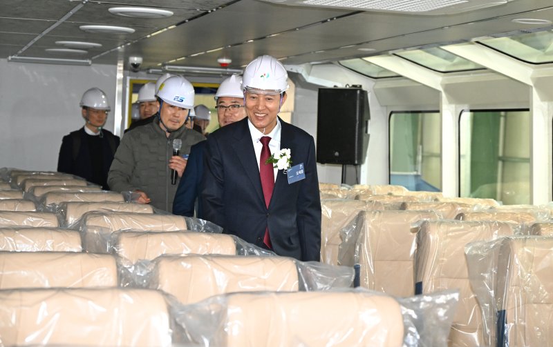 [경남 사천=뉴시스]서울시는 25일 오후 경남 사천 은성중공업 인근에서 한강버스 2척에 대한 진수식을 진행했다. (사진=서울시 제공). 2024.11.25. photo@newsis.com