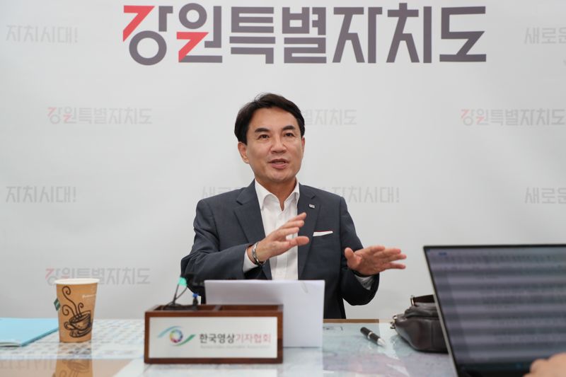 김진태 강원특별자치도지사가 25일 열린 기자간담회에서 도청 이전 행정복합타운 진행과정에 대해 설명하고 있다. 강원자치도 제공