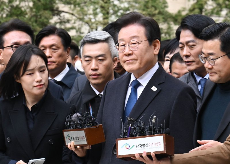 이재명 더불어민주당 대표가 25일 서울 서초구 중앙지방법원에서 열린 위증교사 혐의 1심에서 무죄를 선고 받은 후 법원을 나서고 있다. 서울중앙지법 형사합의33부(부장판사 김동현)는 "피고인에 대한 공소사실은 범죄사실의 증명이 없고, 위증교사의 고의가 있었다고 보기 어렵다＂ 며 위증교사 혐의로 기소된 이 대표에게 무죄를 선고했다. 2024.11.25 /사진=뉴스1