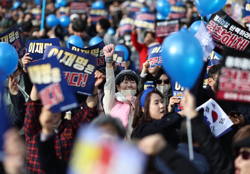 ‘25일 오후 서울중앙지법에서 열린 더불어민주당 이재명 대표의 ‘위증교사 혐의' 사건 1심 선고가 무죄 판결되자 서울중앙지검 인근에서 지지자들이 기뻐하고 있다. 2024.11.25/사진=연합뉴스