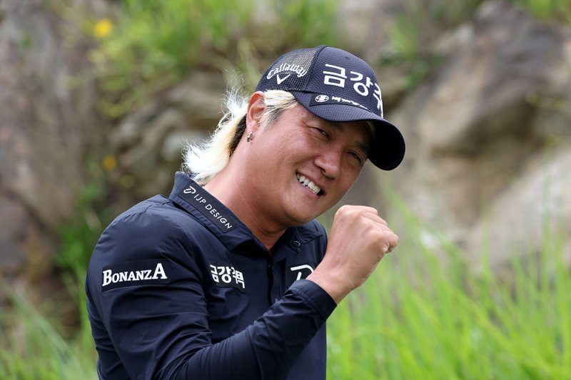 [서울=뉴시스] 한국프로골프(KPGA) 투어 비즈플레이·원더클럽오픈 우승자 허인회. (사진=KPGA 제공) 2024.06.30.