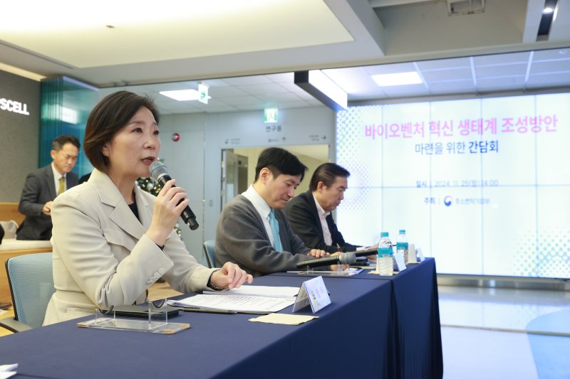 오영주 중소벤처기업부 장관이 25일 서울 서초구 입셀에서 열린 '바이오벤처 혁신생태계 조성 방안 마련을 위한 간담회'에서 인사말을 하고 있다.(중소벤처기업부 제공)