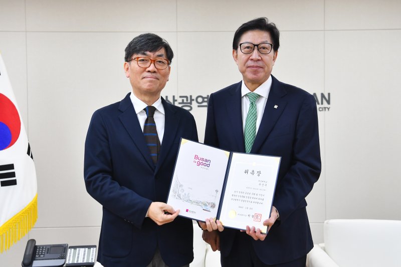 부산시 총괄건축가로 위촉된 우신구 부산대학교 교수(왼쪽)가 박형준 시장과 기념촬영을 하고 있다. 부산시 제공