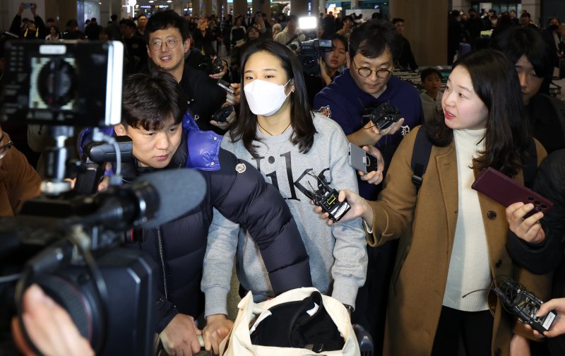 [인천공항=뉴시스] 김선웅 기자 = 중국에서 열린 2024 세계배드민턴연맹 월드투어 슈퍼 750 마스터스에서 우승한 배드민턴 안세영(삼성생명)이 25일 인천국제공항을 통해 귀국하고 있다. 2024.11.25. mangusta@newsis.com