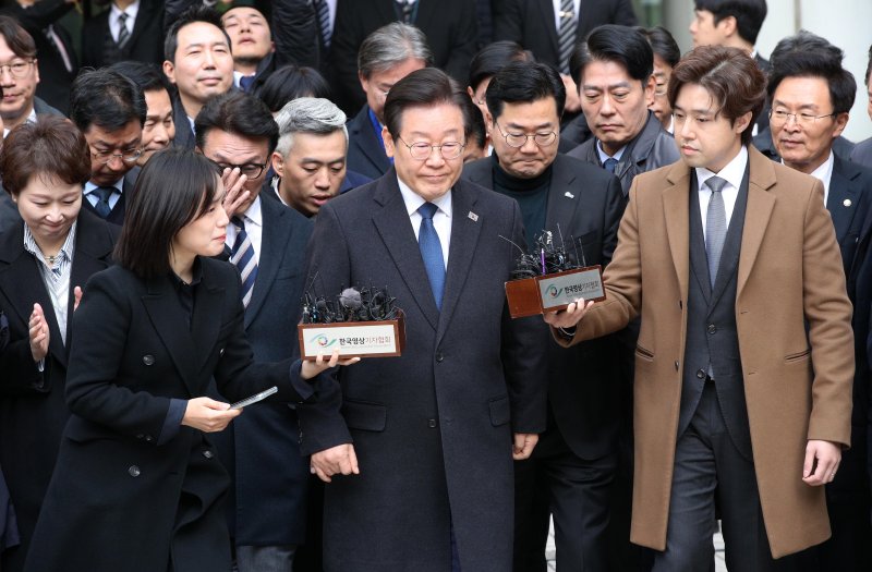 [서울=뉴시스] 사진공동취재단 = 이재명 더불어민주당 대표가 25일 서울 서초구 중앙지방법원에서 위증교사 혐의 재판 1심 선고 무죄 판결을 받은 후 법원을 떠나고 있다. 2024.11.25. photo@newsis.com