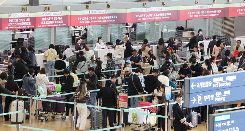 인천 중구 인천국제공항 1터미널 중국 항공사 체크인 카운터에 관광객이 줄을 서고 있다./뉴스1 ⓒ News1 장수영 기자