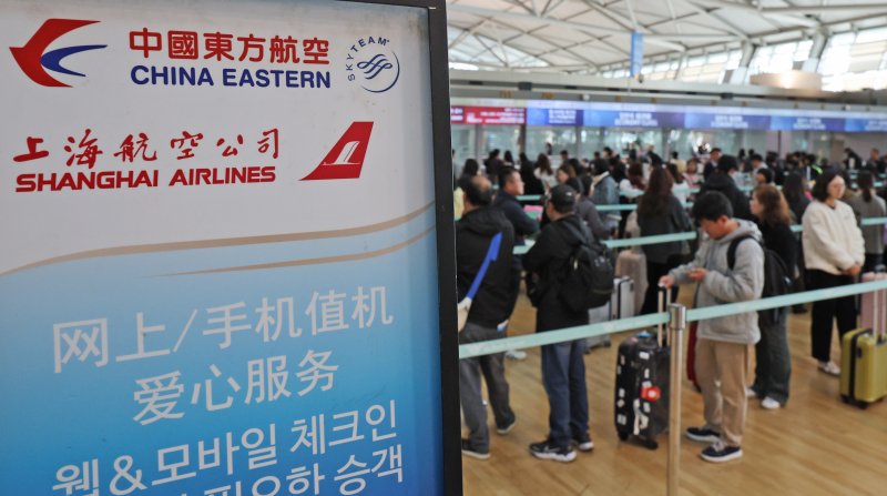 인천 중구 인천국제공항 1터미널 중국 항공사 체크인 카운터에 관광객이 줄을 서고 있다. /뉴스1 ⓒ News1 장수영 기자