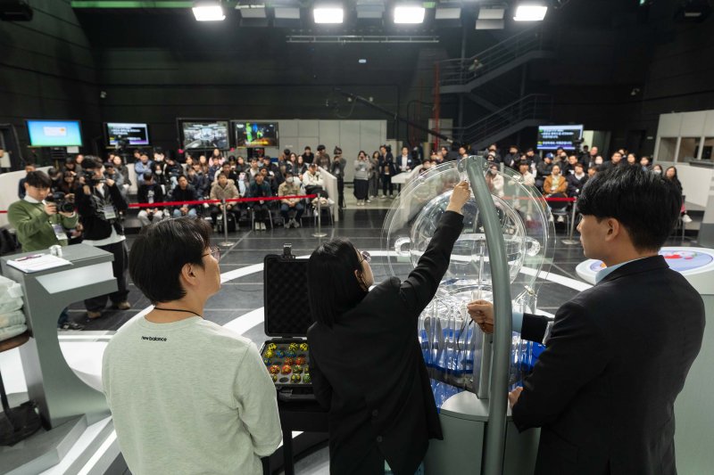 [서울=뉴시스] 23일 오후 서울 상암 MBC에서 일반인 참관단 100명이 참석한 가운데 ‘2024 로터리데이’가 진행됐다. 참관인이 추첨기와 추첨볼 점검을 진행 중이다. (사진=동행복권 제공) *재판매 및 DB 금지