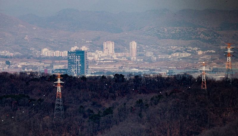 개성공단으로 이어지는 송전탑과 폭파로 훼손된 개성공단지원센터.(자료사진) 사진=연합뉴스