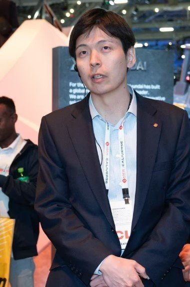 신유열 롯데지주 미래성장실장 전무가 미국 네바다주 라스베이거스 컨벤션센터(LVCC)에서 열린 세계 최대 가전·IT(정보기술) 전시회 'CES 2024'에 마련된 HD현대 전시관에서 설명을 듣고 있다. 2023.1.11/뉴스1 ⓒ News1 이재명 기자