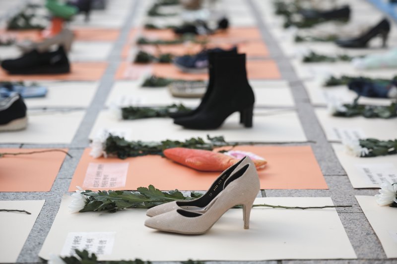 [서울=뉴시스] 정병혁 기자 = 25일 서울 종로구 보신각 앞에서 한국여성의전화 관계자들이 여성 살해를 규탄하는 '192켤레'의 멈춘 신발 퍼포먼스를 하고 있다. 2024.11.25. jhope@newsis.com