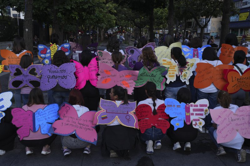 [카라카스=AP/뉴시스] 25일(현지시각) 베네수엘라 카라카스에서 여성에 대한 폭력 중단과 자유를 촉구하는 내용이 적힌 종이 나비 날개를 부착한 여성들이 ‘세계 여성 폭력 추방의 날’ 기념집회를 열고 있다. '세계 여성 폭력 추방의 날'은 여성에 대한 폭력을 근절하고 성평등을 촉진하기 위해 유엔이 1999년 지정한 국제기념일이다. 2024.11.26.