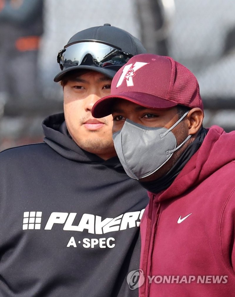 대전에서 만난 옛 동료 (출처=연합뉴스)