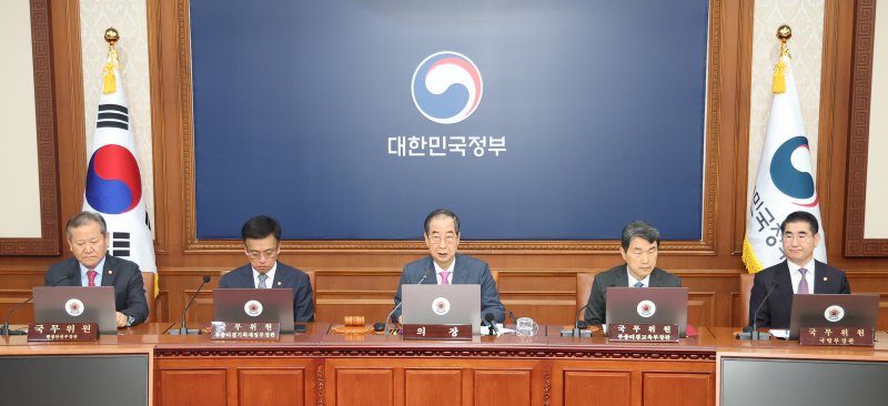 국무회의에서 발언하는 한덕수 국무총리 (서울=연합뉴스) 김성민 기자 = 한덕수 국무총리(왼쪽 세번째)가 26일 오전 정부서울청사에서 열린 국무회의에서 발언하고 있다. 2024.11.26 ksm7976@yna.co.kr (끝)