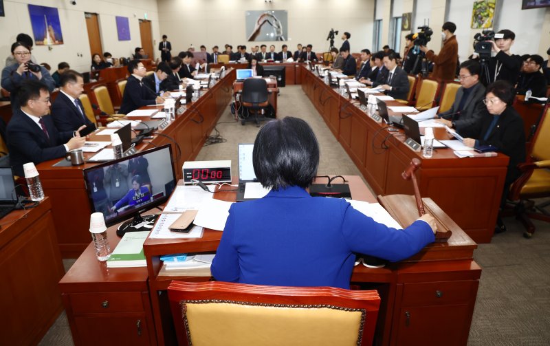 최민희 과학기술정보방송통신위원장이 26일 오전 서울 여의도 국회에서 열린 과학기술정보방송통신위원회 제17차 전체회의에서 의사봉을 두드리고 있다. 뉴스1 제공