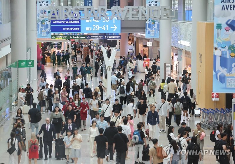 해지난 26일 인천국제공항 내 여행객들의 모습 (출처=연합뉴스)