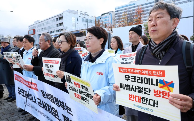 26일 정부의 우크라이나 군사 지원과 전쟁 개입에 반대하는 공동선언이 전국에서 동시다발적으로 진행된 가운데 서울 용산구 대통령실 앞에서도 전쟁 개입을 반대하는 기자회견이 열렸다. 뉴스1