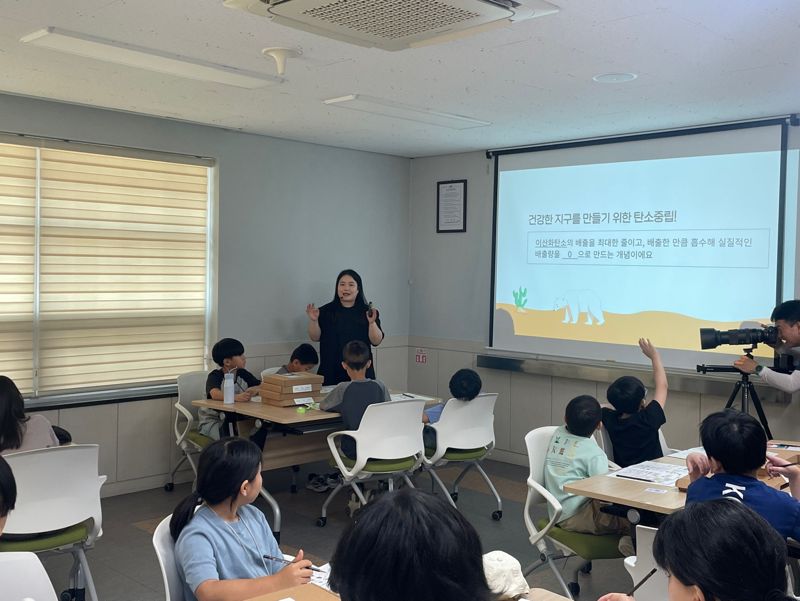 국립백두대간수목원과 국립생태원, 국립호남권생물자원관이 공동 개발한 ‘기후변화가 뭔지는 잘 모르지만’ 교육 프로그램 진행 모습.