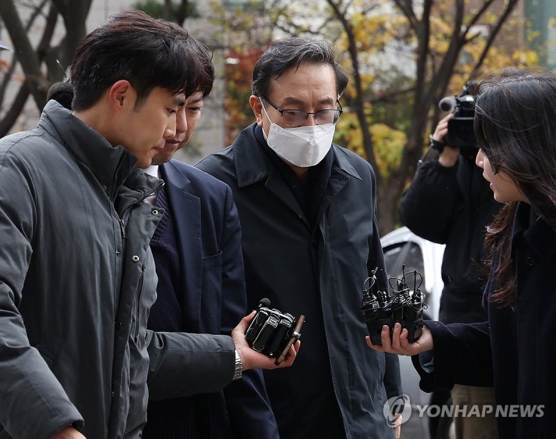 26일 서울 양천구 서울남부지법에 손태승 전 우리금융지주 회장이 영장실질심사를 위해 출석하고 있다. 연합뉴스