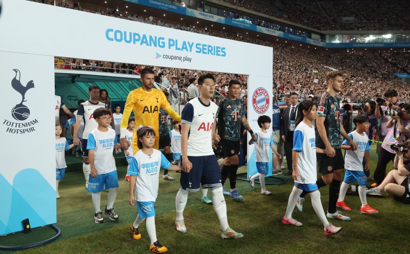 [서울=뉴시스] 황준선 기자 = 3일 오후 서울 마포구 서울월드컵경기장에서 열린 쿠팡플레이 시리즈 2경기 토트넘 홋스퍼와 FC바이에른 뮌헨의 경기, 토트넘 손흥민과 바이에른 뮌헨 김민재가 경기장으로 입장하고 있다. 2024.08.03. hwang@newsis.com