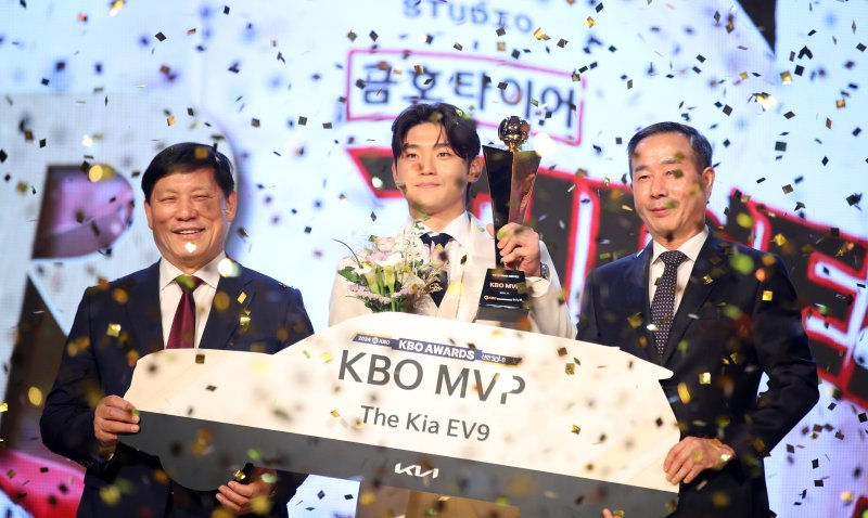 26일 오후 서울 송파구 잠실 롯데월드 호텔에서 열린 프로야구 '2024 신한 SOL 뱅크 KBO리그' 시상식에서 MVP에 선정된 KIA 김도영이 기념촬영하고 있다. 2024.11.26/뉴스1 ⓒ News1 이승배 기자