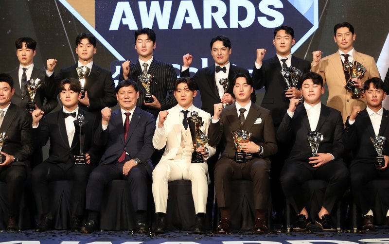 26일 오후 서울 송파구 잠실 롯데월드 호텔에서 열린 프로야구 '2024 신한 SOL 뱅크 KBO리그' 시상식에서 MVP KIA 김도영을 비롯한 수상자들이 허구연 KBO 총재와 함께 기념촬영하고 있다. 2024.11.26/뉴스1 ⓒ News1 이승배 기자