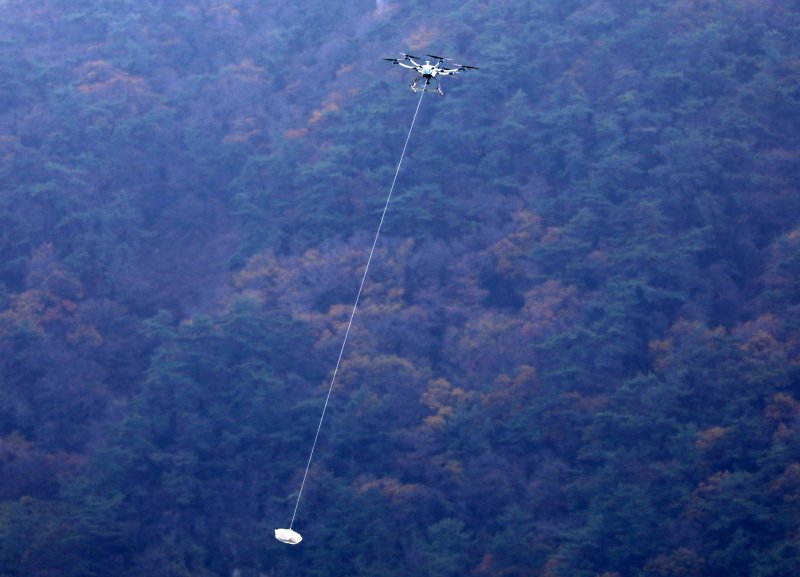 26일 오후 부산 영도구 국립한국해양대학교 배송거점센터에서 전국 최초로 'K-드론 배송 표준안'을 적용한 항만 드론 배송 서비스 시연회가 진행되고 있다. 항만 드론 배송 서비스는 매일 오전 11시부터 오후 7시까지 나라온(NARAON) 애플리케이션을 통해 물품을 주문하면 이용 가능하다. 배송 지역은 부산항 묘박지(11곳), 유어장 낚시터(4곳), 조도방파제(2곳)로 묘박지는 10만 원, 나머지는 3000원을 기본 배송비로 책정했다. 2024.11.26/뉴스1 ⓒ News1 윤일지 기자