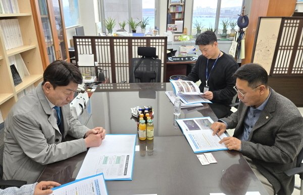 우범기 전주시장(사진 왼쪽)이 26일 김영환 의원실을 방문해 시 중점사업의 당위성을 설명하고, 국회 단계 반영을 건의했다.(전주시 제공)/뉴스1