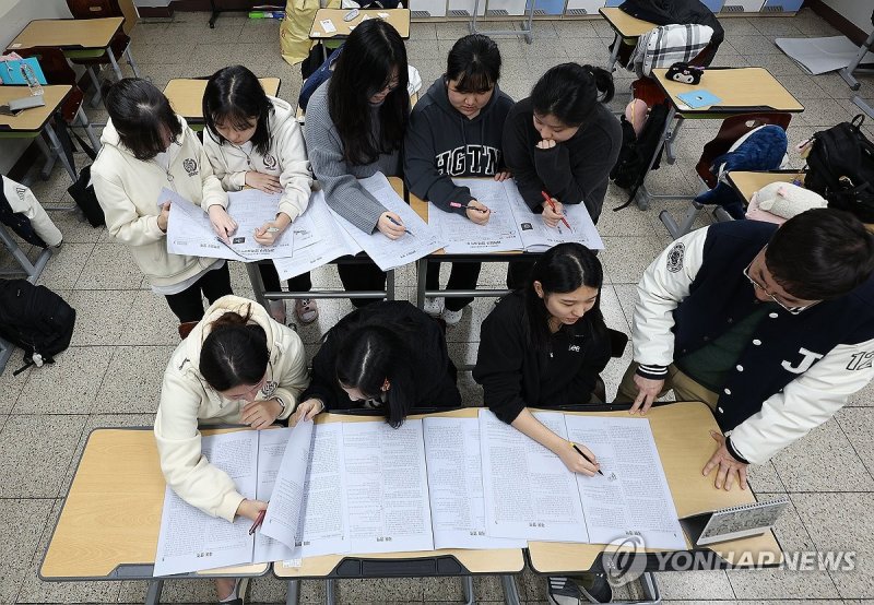 수능 가채점하는 수험생들 (출처=연합뉴스)