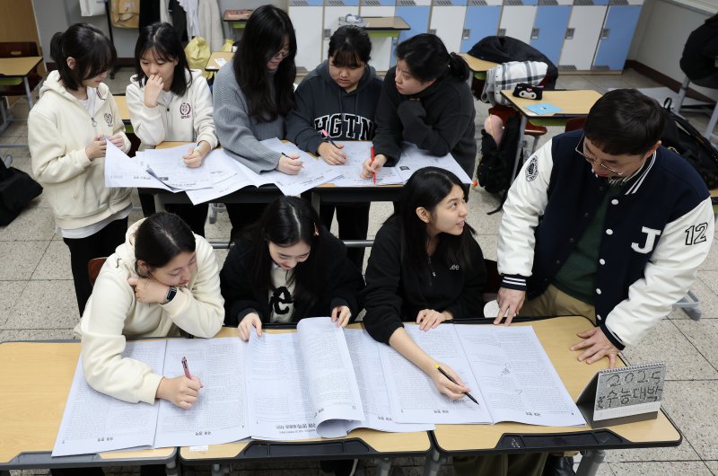 [대구=뉴시스] 이무열 기자 = 15일 대구 수성구 정화여자고등학교 3학년 교실에서 수험생들이 전날 치른 2025학년도 대학수학능력시험 가채점을 하고 있다. 2024.11.15. lmy@newsis.com