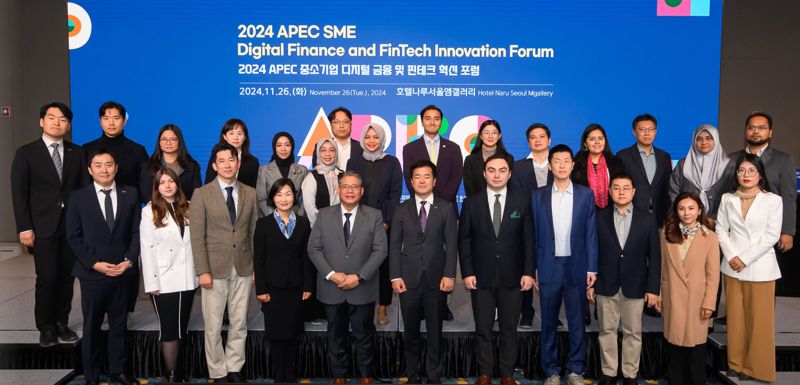 김일호 중진공 글로벌성장이사가 26일 서울에서 열린 '2024 APEC 중소기업 디지털 금융 및 핀테크 혁신 포럼'에서 관계자들과 기념촬영을 하고 있다. 중소벤처기업진흥공단 제공