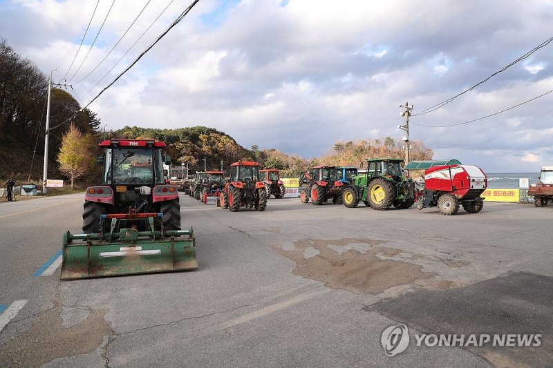 대북 전단 살포 예고에 트랙터로 저지 (출처=연합뉴스)