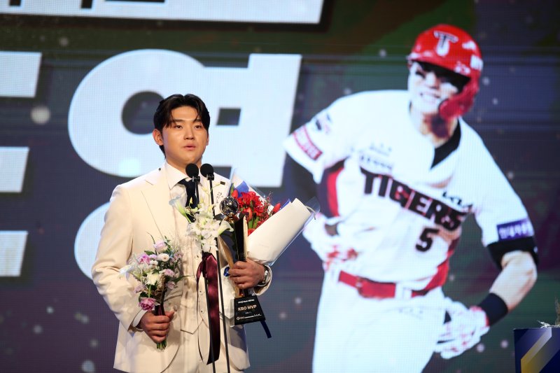 26일 오후 서울 송파구 잠실 롯데월드 호텔에서 열린 프로야구 '2024 신한 SOL 뱅크 KBO리그' 시상식에서 MVP에 선정된 KIA 김도영이 수상소감을 밝히고 있다. 2024.11.26/뉴스1 ⓒ News1 이승배 기자