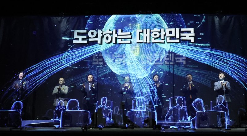 오영주 중소벤처기업부 장관(오른쪽 세 번째)이 26일 서울 영등포구 중기중앙회에서 열린 2024 동반성장 주간 기념식에서 동반성장 다짐 퍼포먼스를 하고 있다. 왼쪽 세 번째부터 김기문 중소기업중앙회 회장, 이달곤 동반성장위원회 위원장, 오 장관, 박일준 대한상공회의소 상근부회장. 2024.11.26/뉴스1 ⓒ News1 김성진 기자