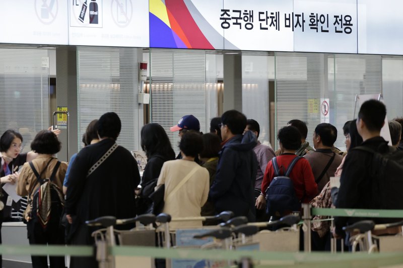 [인천공항=뉴시스] 최동준 기자 = 3일 인천국제공항에서 이용객들이 중국행 탑승수속을 하고 있다.중국은 오는 8일부터 내년 말까지 우리나라를 포함한 9개국을 대상으로 무비자 정책을 실시한다고 밝혔다. 2024.11.03. photocdj@newsis.com