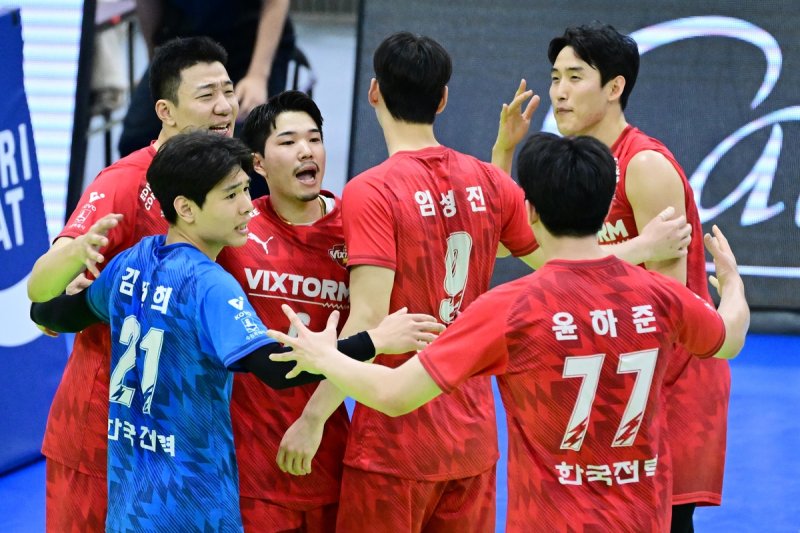 득점 후 기뻐하는 한국전력 선수들 (출처=연합뉴스)