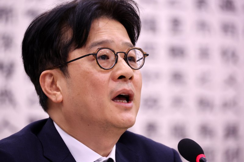 [서울=뉴시스] 조성우 기자 = 이창수 서울중앙지검장이 지난달 18일 오전 서울 여의도 국회에서 열린 법제사법위원회의 서울고등검찰청, 서울중앙지방검찰청 등에 대한 국정감사에서 의원 질문에 답변하고 있다. 2024.10.18. xconfind@newsis.com