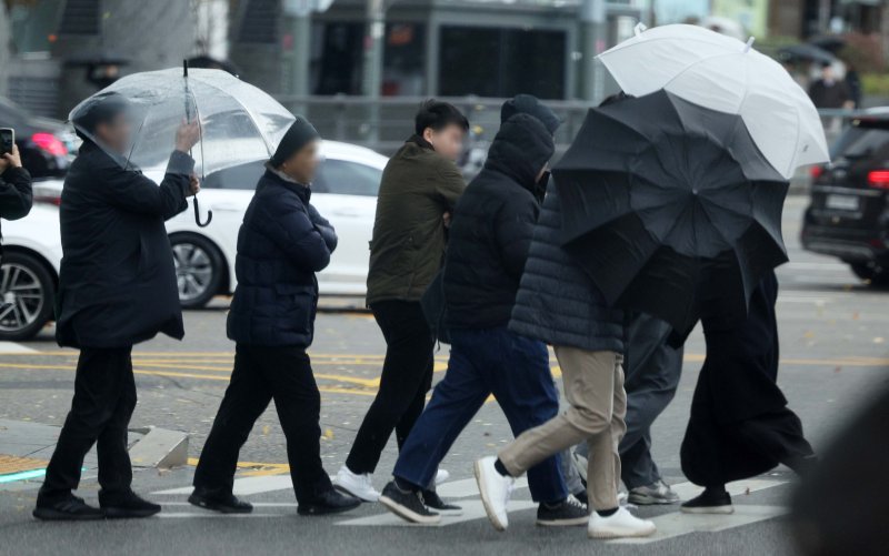 [서울=뉴시스] 고범준 기자 = 비가 내리고 찬 바람이 불고 있는 26일 서울 중구의 한 거리에서 시민들이 우산을 쓰고 지나가고 있다. 2024.11.26. bjko@newsis.com